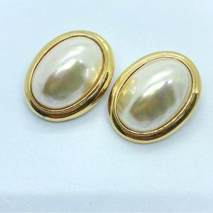 Vintage Ciner Gold Plated Large Oval Faux Pearl Clip Earring